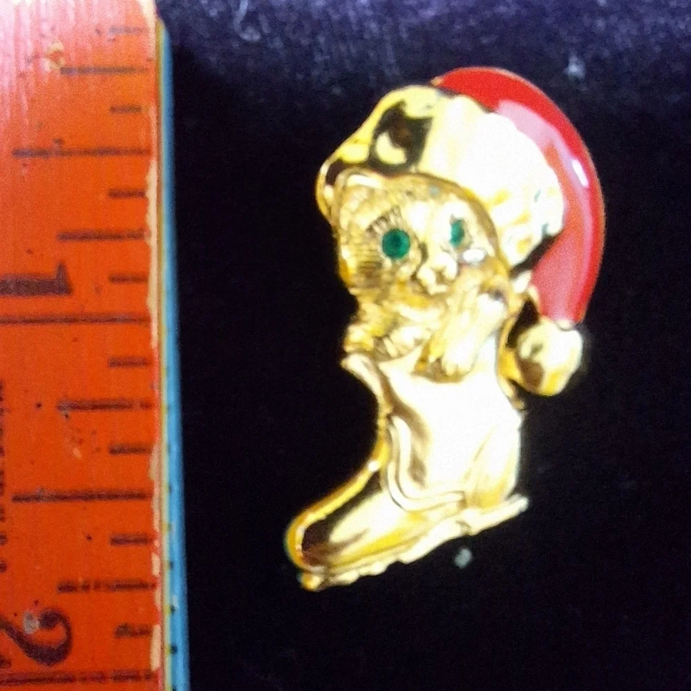 AVON Christmas Kitten Tac Pin